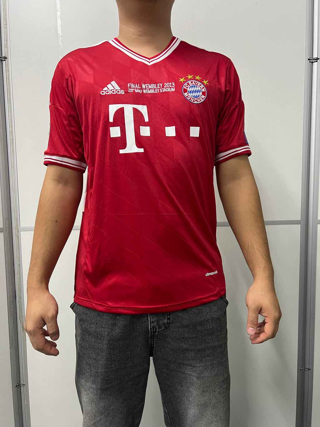 ARJEN ROBBEN | BAYERN MUNICH 13/14 HOME DISPLAY JERSEY | PRINTED SIGNATURE