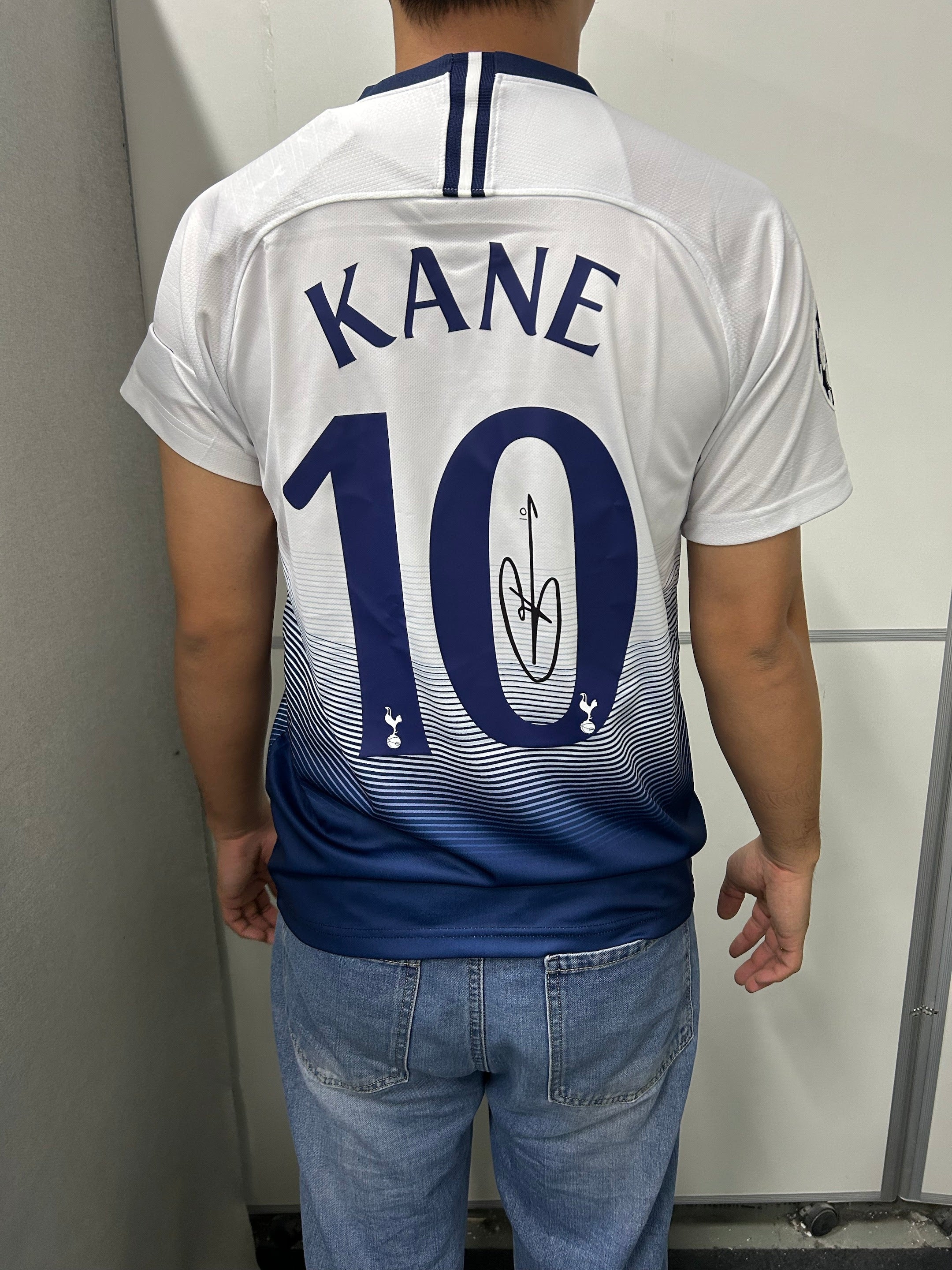 HARRY KANE | TOTTENHAM H. 18/19 HOME DISPLAY JERSEY | PRINTED SIGNATURE
