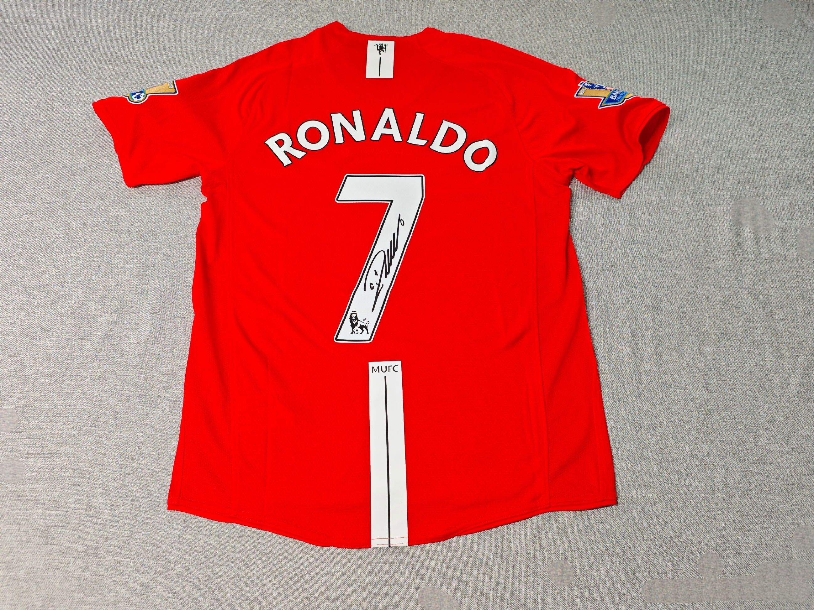 CRISTIANO RONALDO | MANCHESTER UN. 07/08 HOME DISPLAY JERSEY | PRINTED SIGNATURE