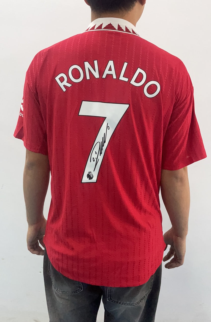 CRISTIANO RONALDO | MANCHESTER UN. 22/23 HOME DISPLAY JERSEY | PRINTED SIGNATURE