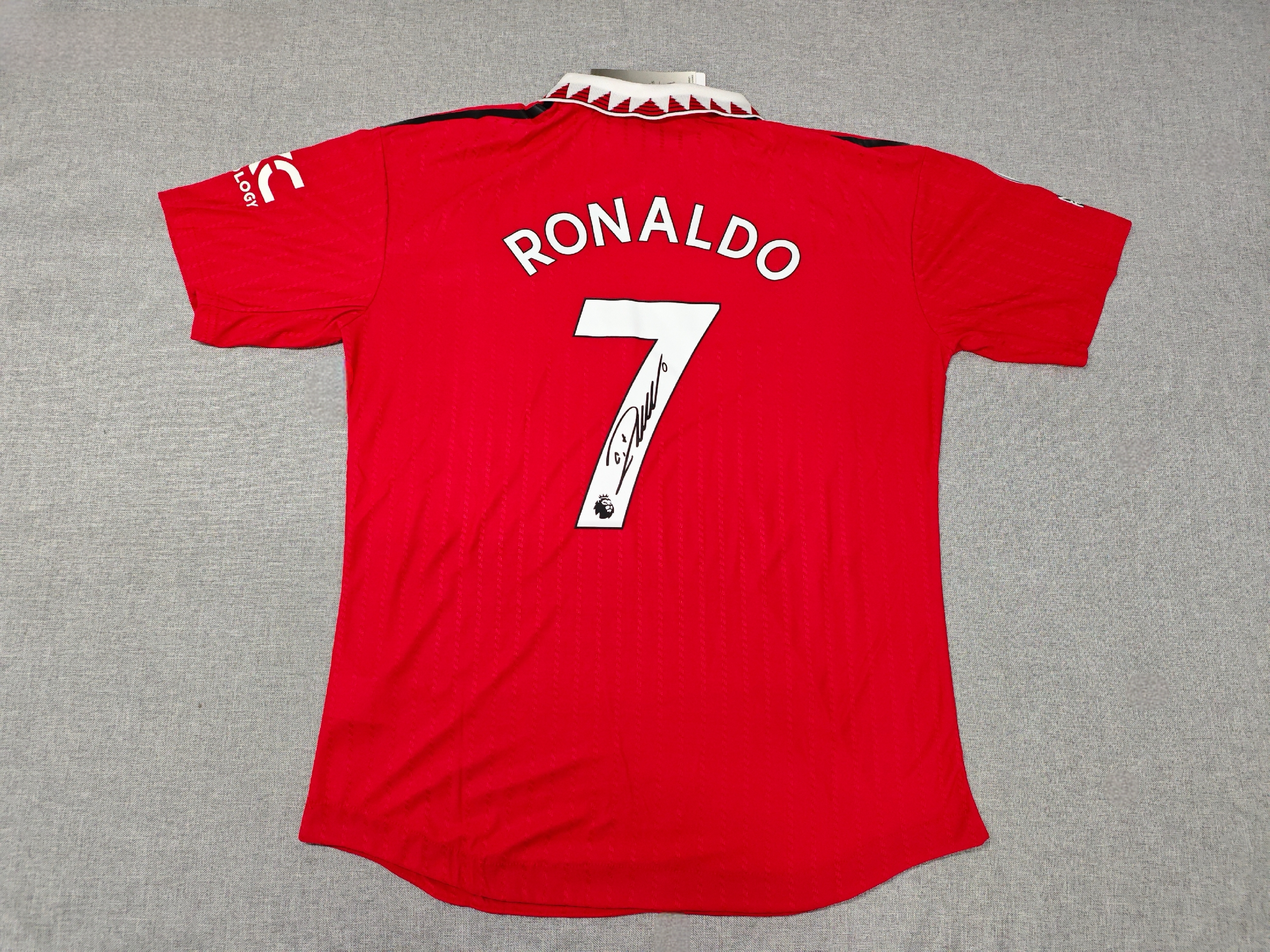 CRISTIANO RONALDO | MANCHESTER UN. 22/23 HOME DISPLAY JERSEY | PRINTED SIGNATURE